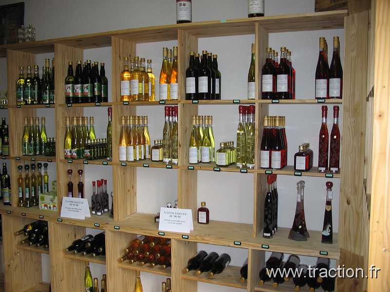 2011_CVAAM_35ans_5_Distillerie (17).JPG - 35 Ans du CVAAM, sortie dans le Doubs et le Jura, du 26 Avril au 1er Mai 2011, la distillerie Les Fils d'Emile Pernot à la Cluse